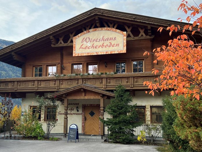 Nehmen Sie Platz im Gasthaus Locherboden, verwöhnt mit Köstlichkeiten der Tiroler Küche & erleben Sie Geselligkeit im Tiroler Wirtshaus am Mieminger Plateau