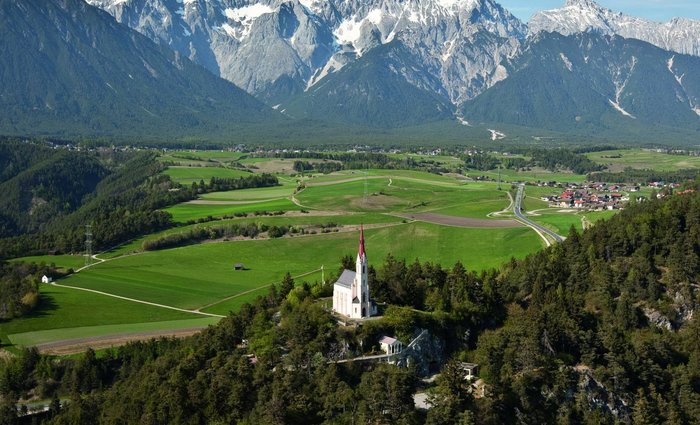 Nehmen Sie Platz im Gasthaus Locherboden, verwöhnt mit Köstlichkeiten der Tiroler Küche & erleben Sie Geselligkeit im Tiroler Wirtshaus am Mieminger Plateau