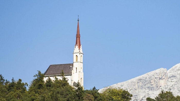 Nehmen Sie Platz im Gasthaus Locherboden, verwöhnt mit Köstlichkeiten der Tiroler Küche & erleben Sie Geselligkeit im Tiroler Wirtshaus am Mieminger Plateau