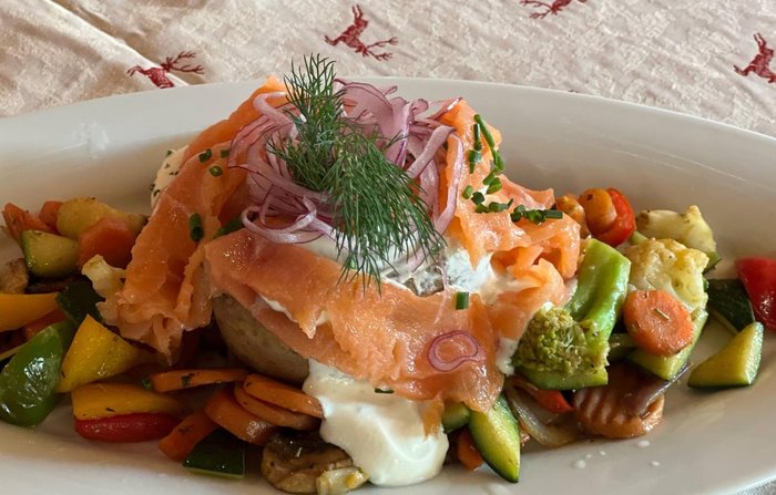 Nehmen Sie Platz im Gasthaus Locherboden, verwöhnt mit Köstlichkeiten der Tiroler Küche & erleben Sie Geselligkeit im Tiroler Wirtshaus am Mieminger Plateau